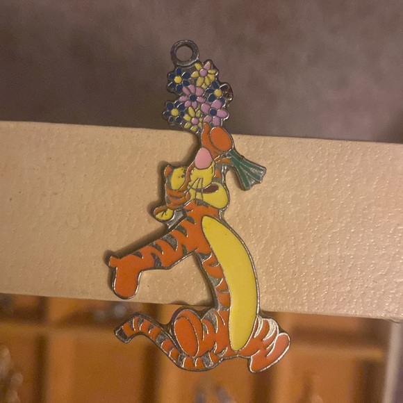 Tigger (Disney Winnie the Pooh) Pendant - Picture 3 of 4
